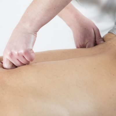 Massatge a l'esquena aplicant les tècniques del quiromassatge.